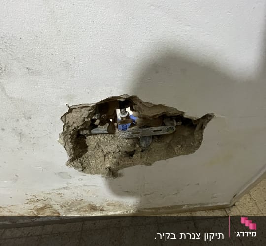 חור בקיר עם צנרת חשופה